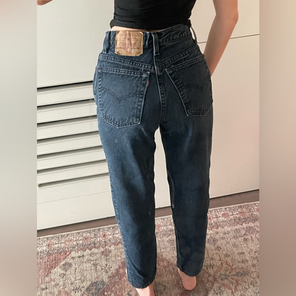 The perfect vintage Levi’s dark wash mom jeans - Picture 2 of 5